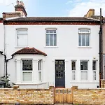 Lovely 2 Bed Streatham Apt With Outside Dining