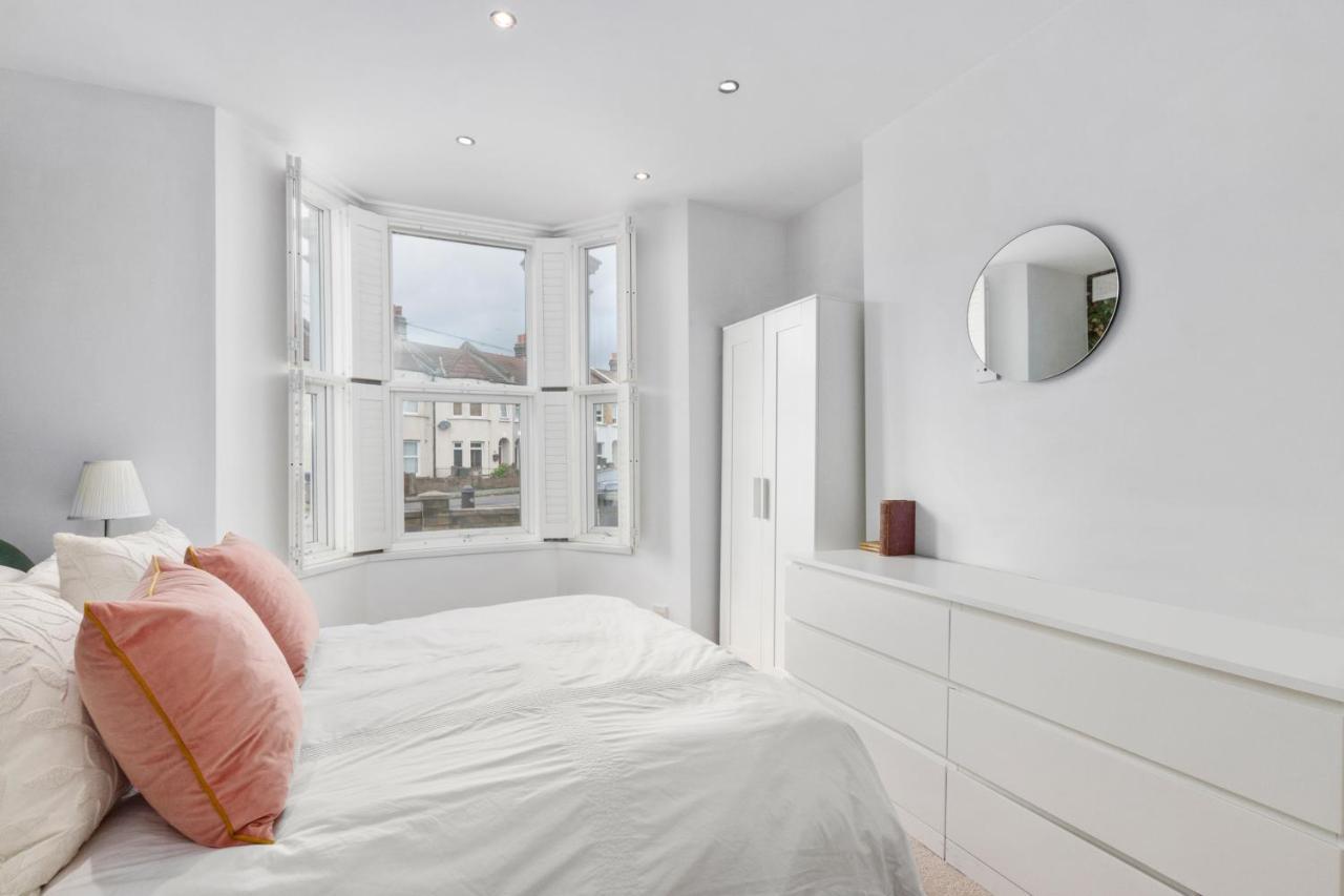Lovely 2 Bed Streatham With Outside Dining * Londra