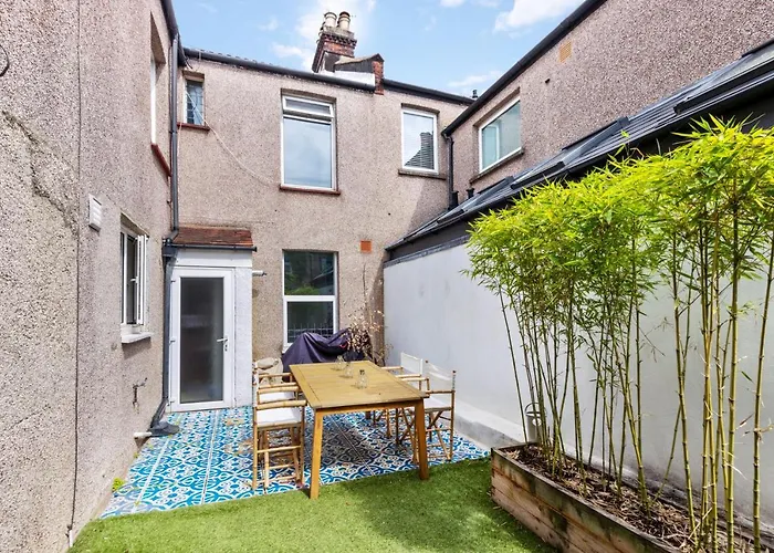 Lovely 2 Bed Streatham Apt With Outside Dining