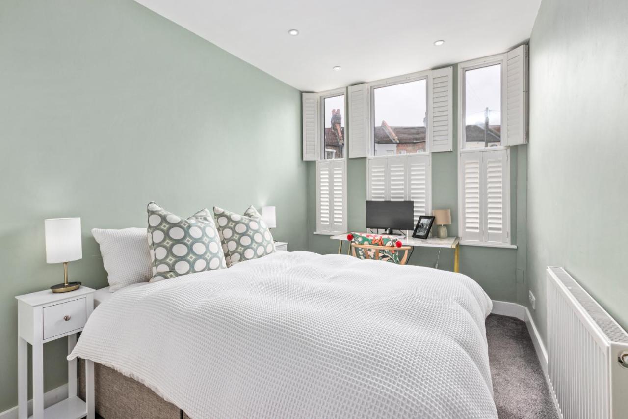 Lovely 2 Bed Streatham With Outside Dining Apartment *